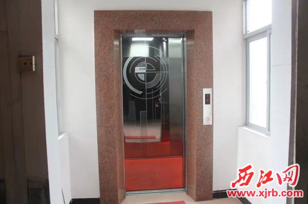 交警支队宿舍楼成功加装电梯。 记者 岑永龙 设