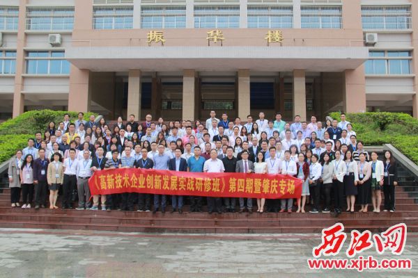 135名学员顺利结业，获得了由暨南大学颁发的结业证书。 记者 岑永龙 摄