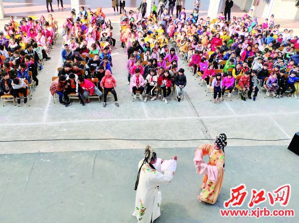 2019年12月10日，广宁县北市镇北市村的学生们观看粤剧演出。