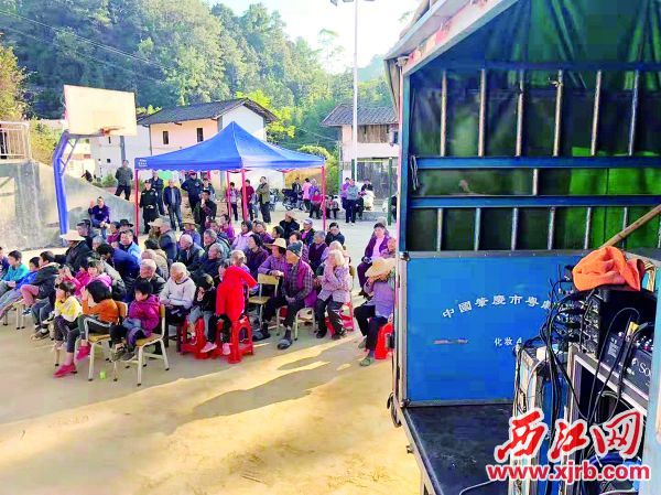 广宁县潭布镇古灶村，市粤剧团的大篷 车和观众。
