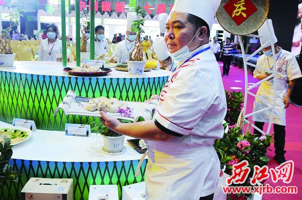 一位厨师展示杏花鸡烹饪的威尼斯人官网下载-美食。 西江日报记者 王永强 摄
