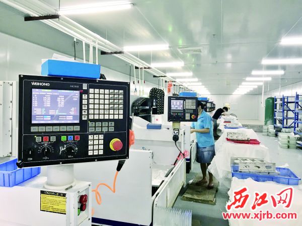 入驻粤桂合作特别试验区的宿龙高科是一家从事手机屏幕生产的高科技企业。