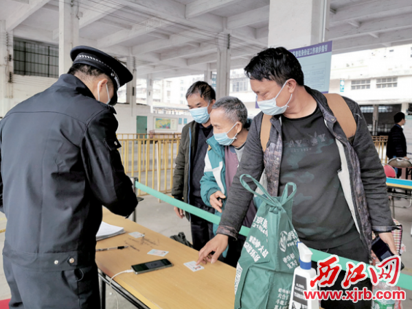 在城东车站旅客出站均要扫健康码。
西江日报记者 杨丽娟 摄