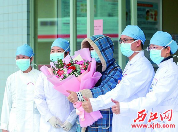 2020年2月10日，肇庆一例新冠肺炎确诊病例治愈出院。 西江日报记者 曹笑 摄