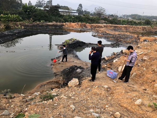 2019年1月25日，肇庆市环境保护监测站工作人员对四会市东城区沙头村固体废物非法倾倒点废水进行采样监测