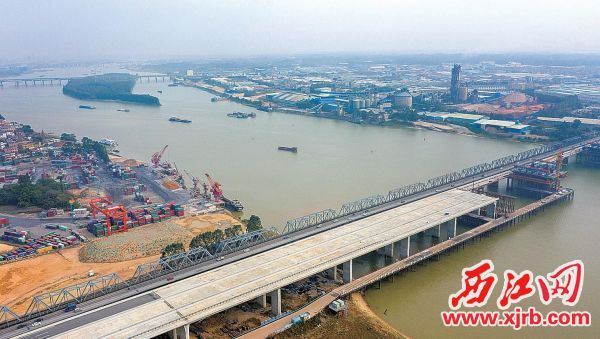 肇庆东进大道三期四会段马房特大桥即将主体合拢，将于2021年底
建成通车。