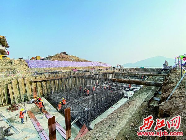 新窦水闸重建工程紧张施工中，春节也不停工。 西江日报记者 赖小琴 摄