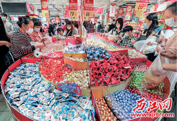 节日的市场商品充裕、货如轮转，市民开心购物过大年。		 	 西江日报记者 曹笑 摄