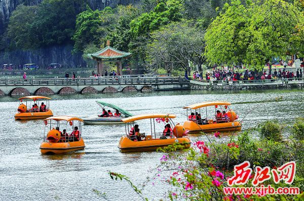 春节假期，市民游客在七星岩景区赏景游玩其乐融融。 西江日报记者 梁小明 摄