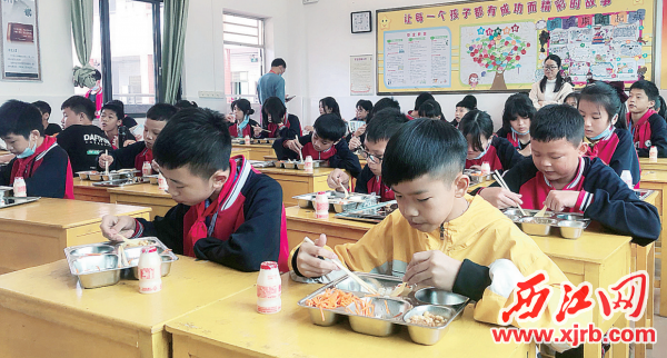 高要金利镇中心小学学生在用午餐。 西江日报记者 高静 摄