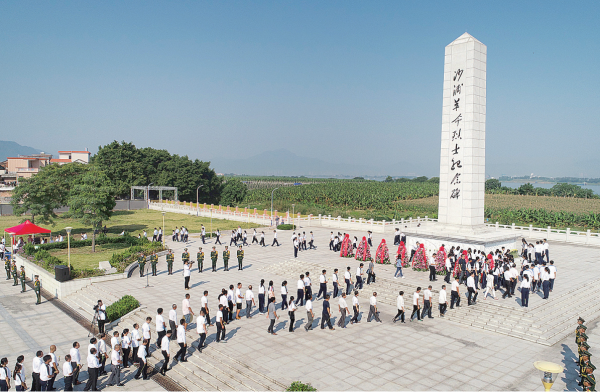 沙浦革命烈士纪念碑广场在肇庆市红色文化教育、革命传统教育、爱国主义教育、社会主
义核心价值观教育上发挥了阵地作用。 西江日报记者 梁小明 摄