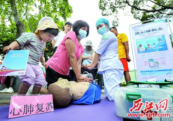 医护人员指导市民群众学习心肺复苏应急急救方法。 西江日报记者 梁小明 摄