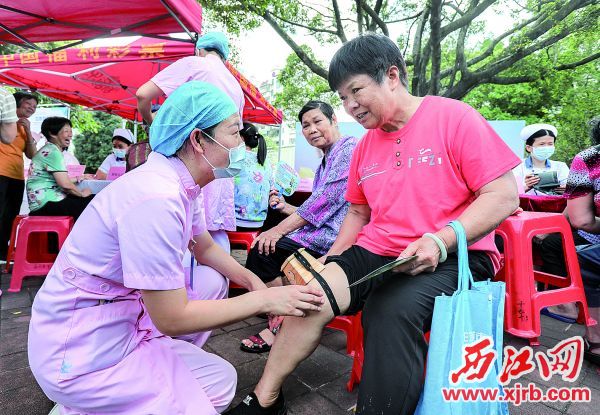医护人员为群众进行免费治疗。
西江日报记者 梁小明 摄