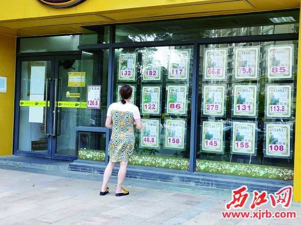 市民在中介门店了解二手房源。 西江日报记者 戴福钿 摄