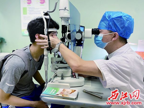 一名学生高考后到医院检查视力
并配镜矫正。
西江日报记者 赖小琴 摄