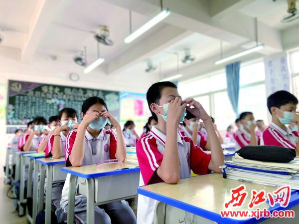 市二中落实措施做好近视防控工作，图为学生们在认真做眼保健操。 西江日报记者 赖小琴 摄