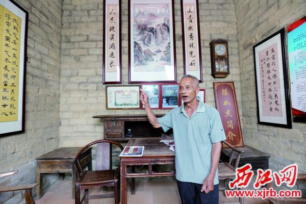陈如杰的儿子陈以洪向记者讲述他父亲参加革命的故事。西江日报记者  梁小明  摄