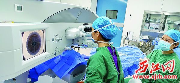 肇庆市第一人民医院眼科医生为患者实施全飞秒激光近视矫正手术。
 通讯员供图