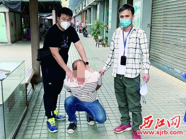 沈景文（右）与同事一起抓获犯罪嫌疑人。 西江日报通讯员供图