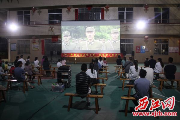 图为鼎湖区凤凰镇新凤新一村村民观看电影《百团大战》。