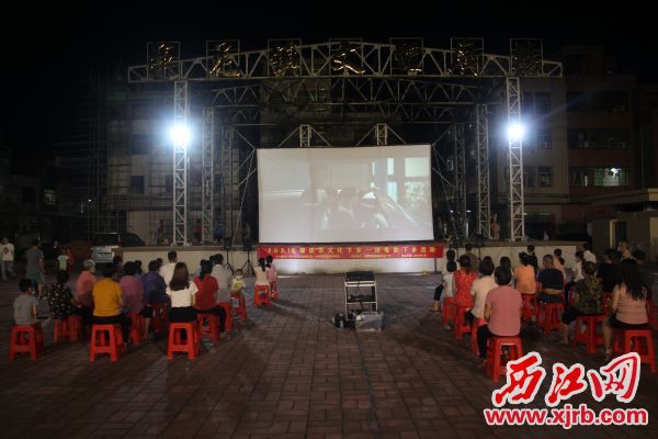 图为鼎湖区莲花镇村民在镇文化广场观看电影《中国机长》。