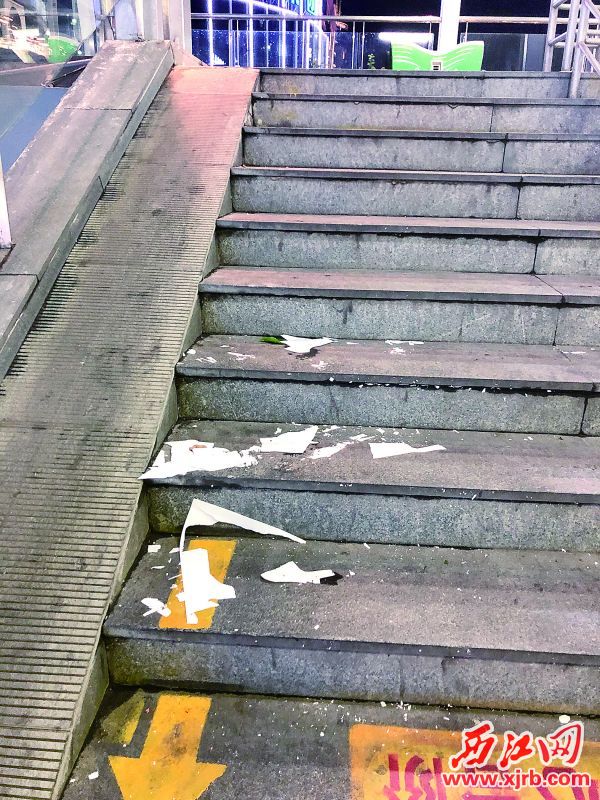 楼梯上散落的垃圾。西江日报记者 杨乐祺 摄