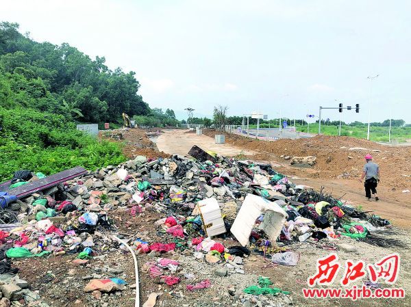 端州睦岗龙塘南路旁边的垃圾堆。 西江日报记者 杨永新 摄
