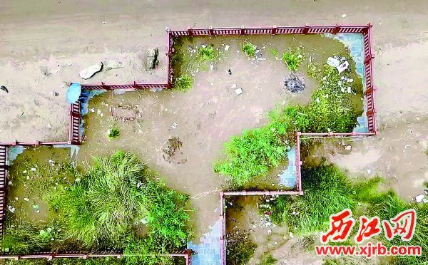 从空中看，偌大的观景台泥沙满地，垃圾散落。西江日报记者 杨永新 摄