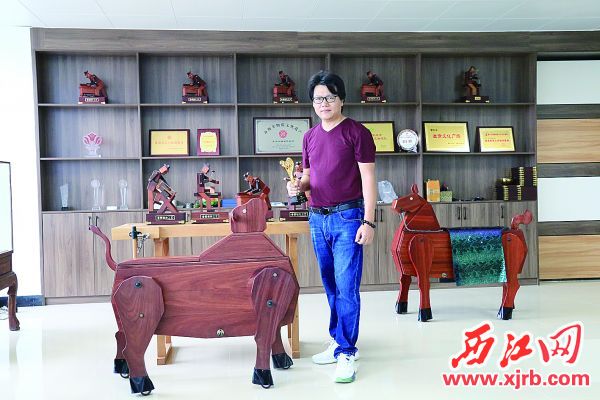 范兴国制作的木制雕塑。