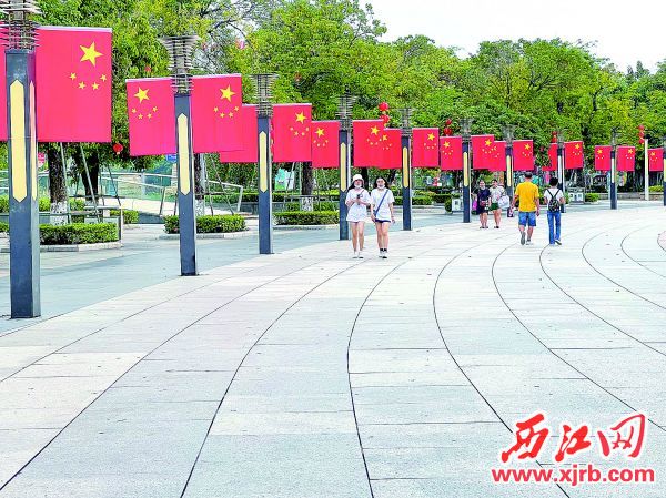 红旗飘飘，大街小巷处处洋溢着欢乐祥和的节日氛围。 西江日报记者 曹笑 摄