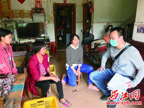 徐伟在贫困户家中了解情况。 受访者供图