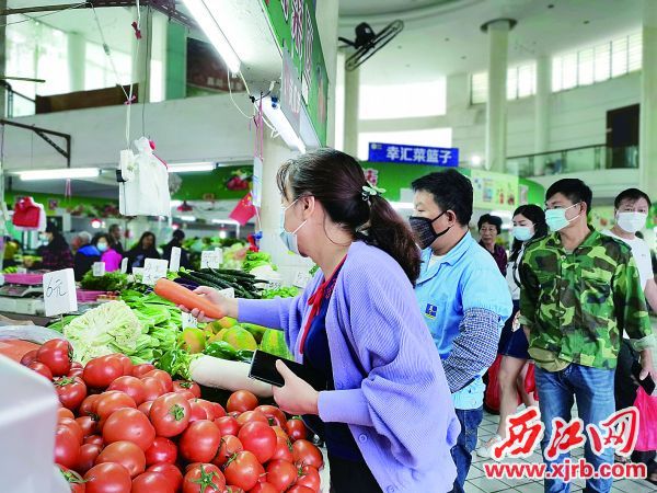 菜价上涨明显，市民买菜量减少。 西江日报记者 戴福钿 摄