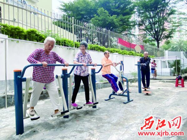 星湖社区广仪三区的空地，被安装了健身器材方便居民锻炼。