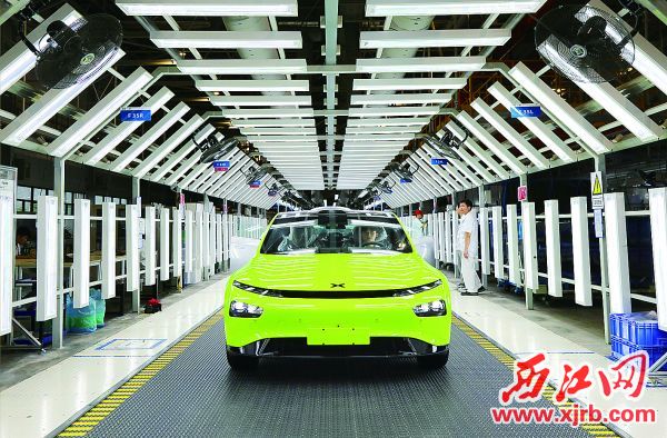 以龙头企业为依托，肇庆也逐步构建起新能源汽车产业体系。即
将下线的小鹏新能源汽车。 西江日报记者 梁小明 摄
