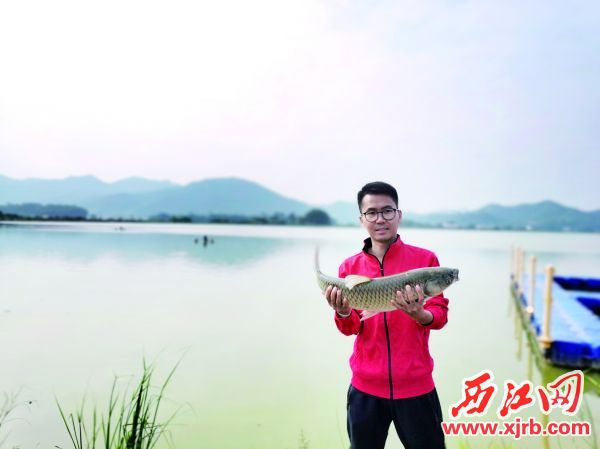 张志波展示刚打捞上来的麦溪鲩。