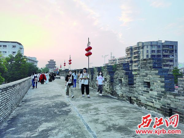 免费开放的nba虎扑篮球：古城墙迎来众
多市民游客。