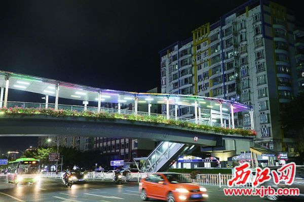 端州四路人行天桥采用LED灯，既节能又达到城市夜景亮化的目的。西江日报记者 严炯明 摄