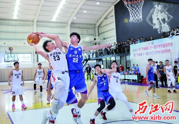 肇庆学院队与深圳大学队在男子组比赛中激烈争夺。                       西江日报记者  梁小明  摄