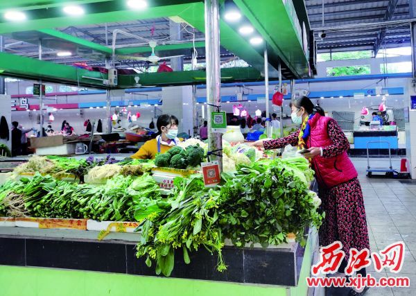 市民在农贸市场挑选蔬菜。 西江日报记者 戴福钿 摄