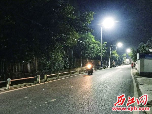 “光彩莲塘” ▲
项目建造的路灯
点亮村民出行路。
西江日报记者 严炯明 摄