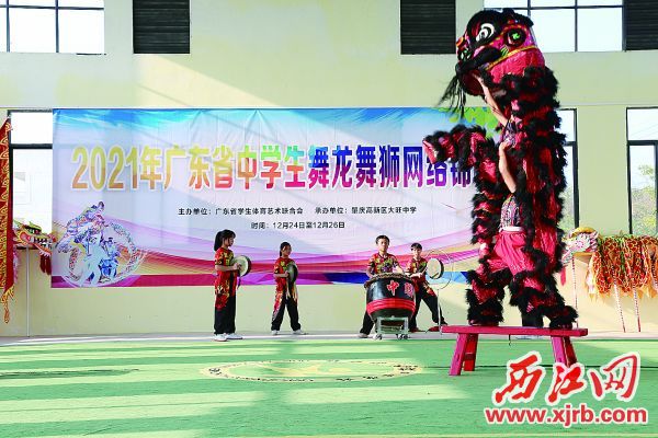 学生在练习舞狮。 西江日报记者 杨丽娟 摄