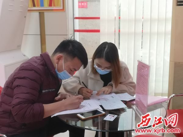 00后女生小梁与男友小莫在高要区民政局婚姻登记处领证。 记者 岑永龙 摄
