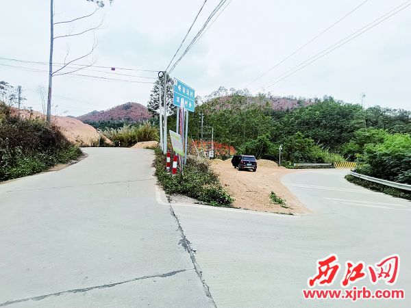 新开的苗潭路（右侧）改变了苗迳村“飞地”的境况，其左侧是苗旺公路。