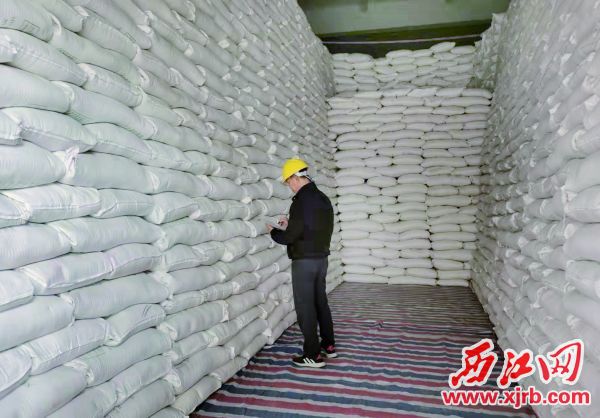 新桥粮库里，工作人员在登记
大米的进出情况。
西江日报记者 潘粤华 摄