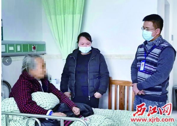 工作队队员看望治疗中的李婆婆。 西江日报通讯员 供图