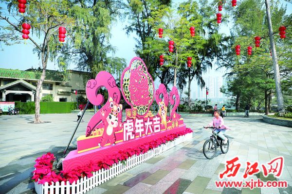 长者公园外的一处虎年喷画组景。 西江日报记者 严炯明 摄