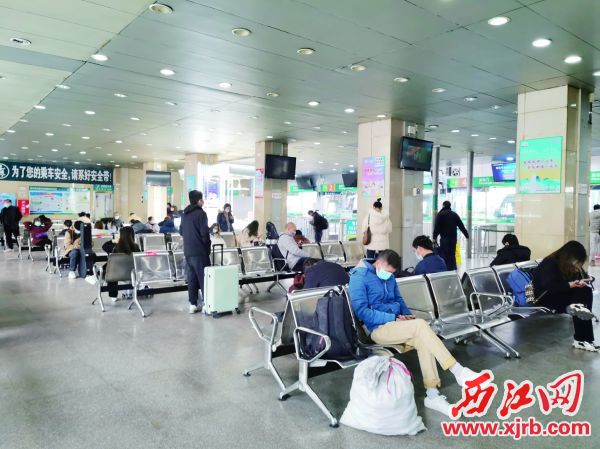肇慶城東粵運汽車站迎來返程高峰。 西江日報記者 楊麗娟 攝