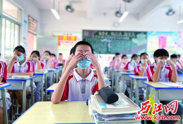 市二中的學生們在教室內做眼保健操（資料圖）。 西江日報記者 賴小琴 攝