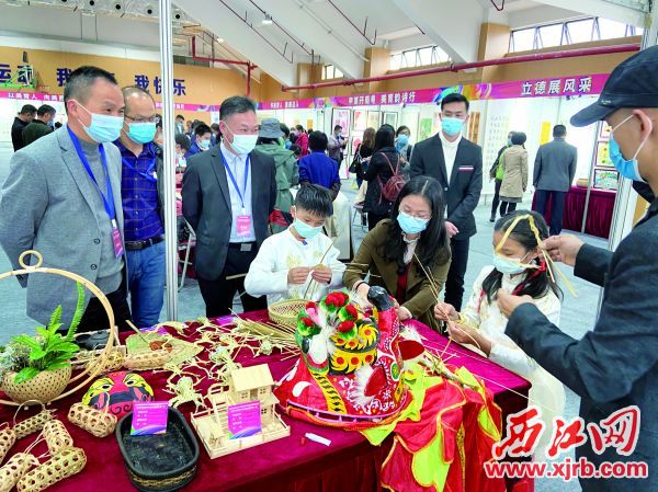 广宁县第六小学编织的竹工艺，吸引了参展商的兴趣。 受访单位供图