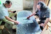 威尼斯人发现一块明朝端砚石碑 为明朝知州何珍的墓表，记录了何氏家族历史渊源
